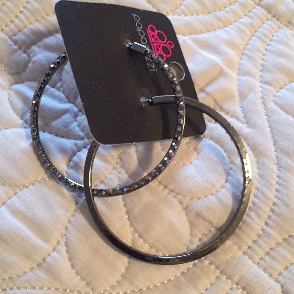 Paparazzi earrings.